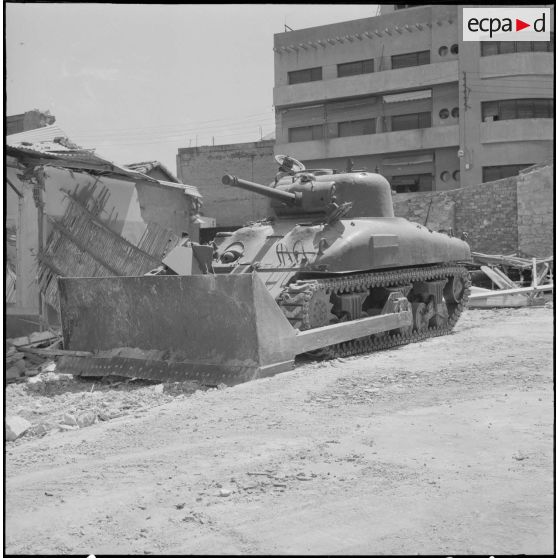 Oran. Déblaiement du lycée Ardaillon à l'aide d'un char Sherman M4.