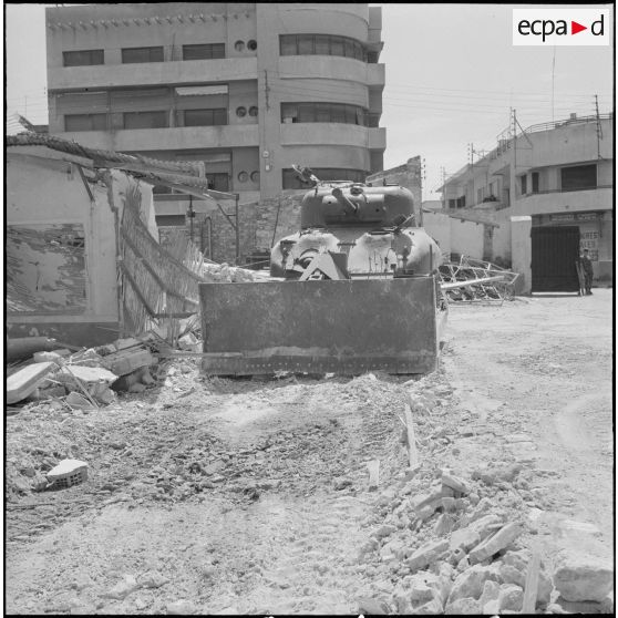 Oran. Déblaiement du lycée Ardaillon à l'aide d'un char Sherman M4.