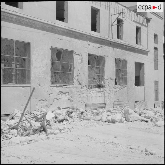 Oran. Déblaiement du lycée Ardaillon. Dégâts causés par un attentat au plastic.