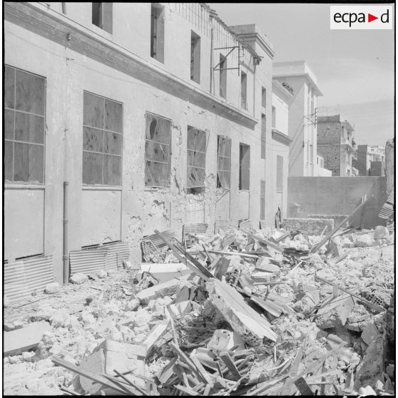 Oran. Déblaiement du lycée Ardaillon. Dégâts causés par un attentat au plastic.