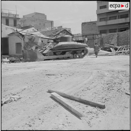 Oran. Déblaiement du lycée Ardaillon à l'aide d'un char Sherman M4.