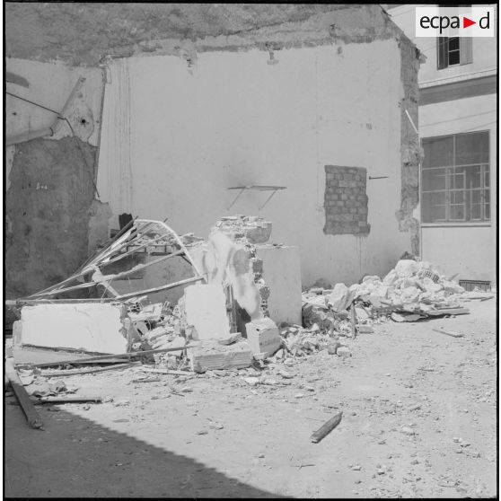 Oran. Déblaiement du lycée Ardaillon. Dégâts causés par un attentat au plastic.