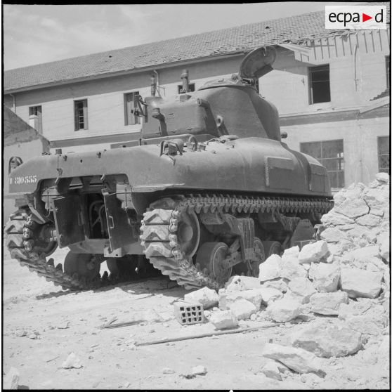 Oran. Déblaiement du lycée Ardaillon à l'aide d'un char Sherman M4.