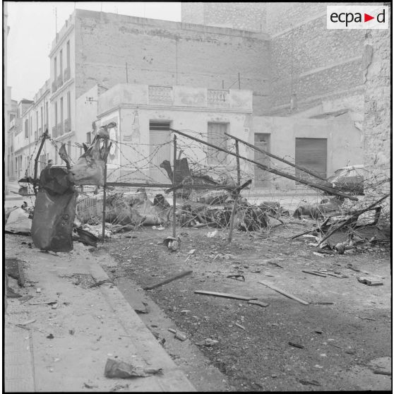 Oran. Déblaiement du lycée Ardaillon. Dégâts causés par un attentat au plastic.