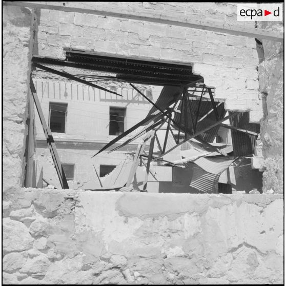 Oran. Déblaiement du lycée Ardaillon. Dégâts causés par un attentat au plastic.