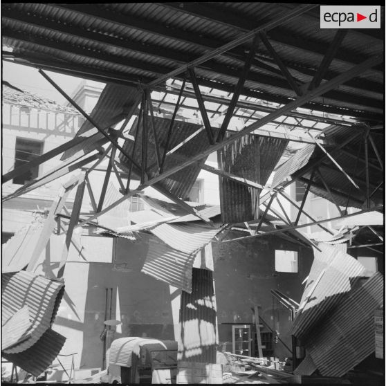 Oran. Déblaiement du lycée Ardaillon. Dégâts causés par un attentat au plastic.