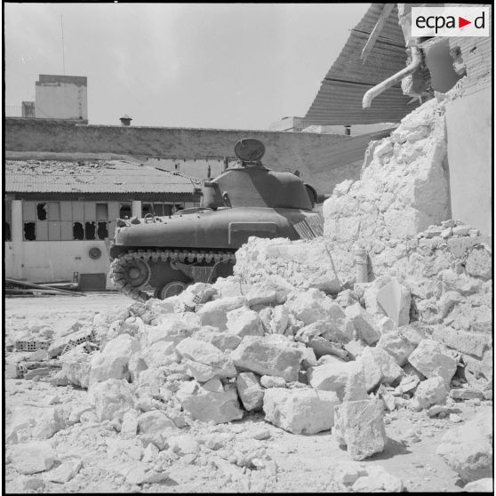Oran. Déblaiement du lycée Ardaillon à l'aide d'un char Sherman M4.