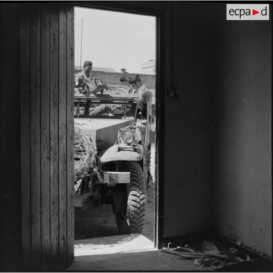 Oran. Déblaiement du lycée Ardaillon. Des soldats dans un half-track.
