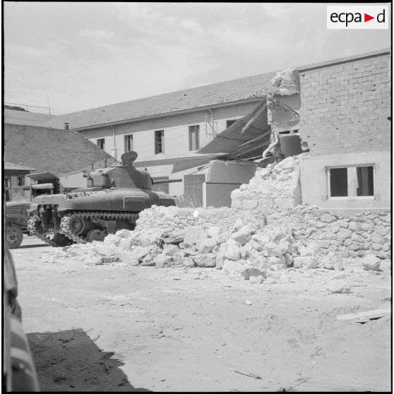 Oran. Déblaiement du lycée Ardaillon à l'aide d'un char Sherman M4.