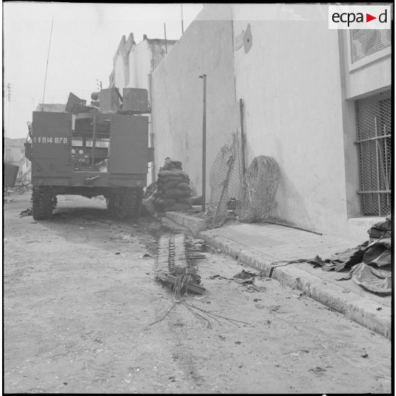 Oran. Déblaiement du lycée Ardaillon. Dégâts causés par un attentat au plastic.