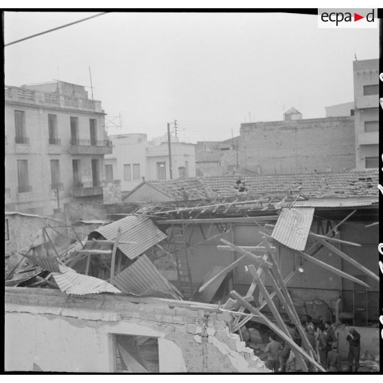 Oran. Déblaiement du lycée Ardaillon. Dégâts causés par un attentat au plastic.