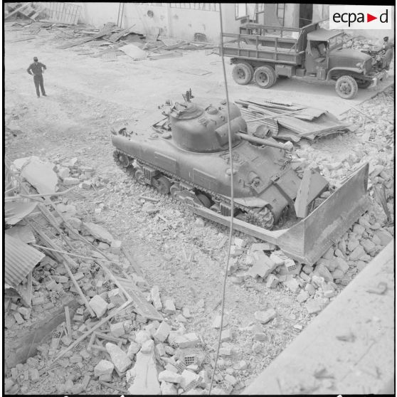 Oran. Déblaiement du lycée Ardaillon à l'aide d'un char Sherman M4.
