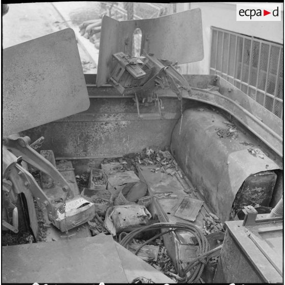 Oran. Déblaiement du lycée Ardaillon. Dégâts causés par un attentat au plastic à l'intérieur d'un half-track.
