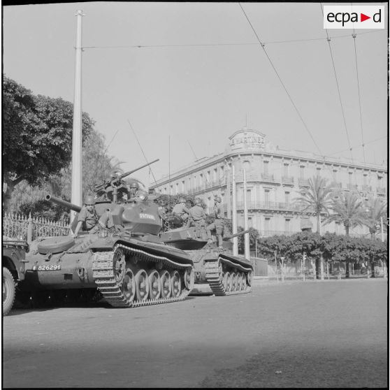 Oran. Suite d'une fusillade place Foch. Des soldats à bord de chars AMX-13.