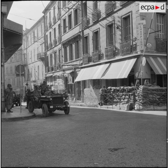 Oran. Suite d'une fusillade place Foch. Des soldats à leur poste.