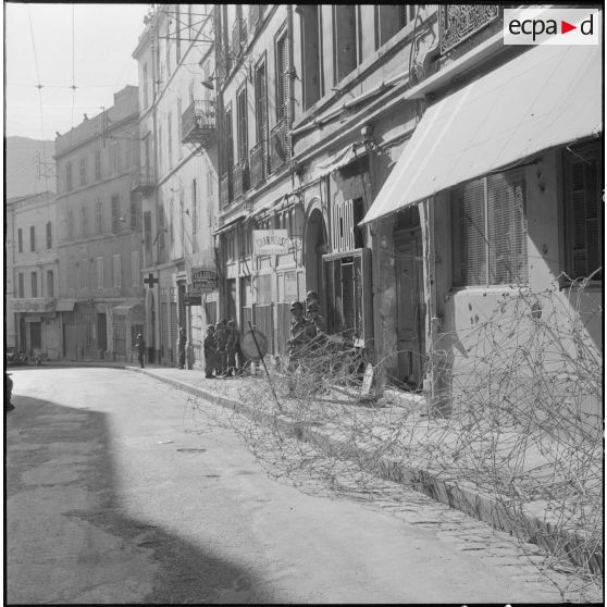 Oran. Suite d'une fusillade place Foch. Des soldats à leur poste.