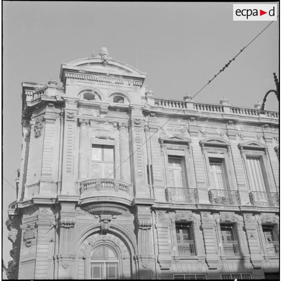 Oran. Suite d'une fusillade place Foch. Impacts sur la façade de l'hôtel de ville.