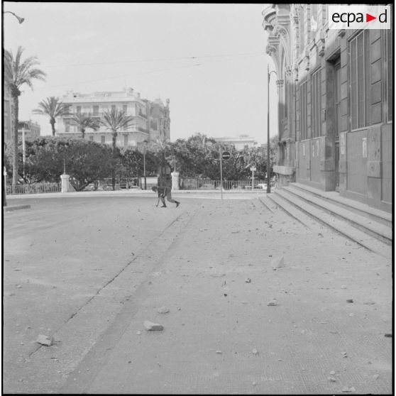 Oran. Suite d'une fusillade place Foch. Débris de pierres devant l'hôtel de ville.