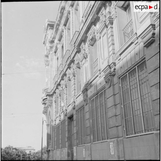 Oran. Suite d'une fusillade place Foch. L'hôtel de ville.