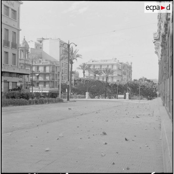 Oran. Suite d'une fusillade place Foch. Débris de pierres devant l'hôtel de ville.