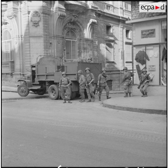 Oran. Suite d'une fusillade place Foch. Des soldats à leur poste.