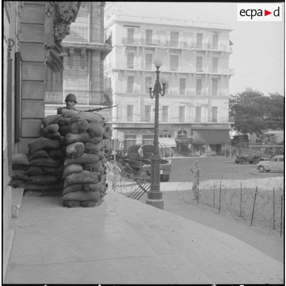 Oran. Suite d'une fusillade place Foch. Des soldats à leur poste devant le théâtre.