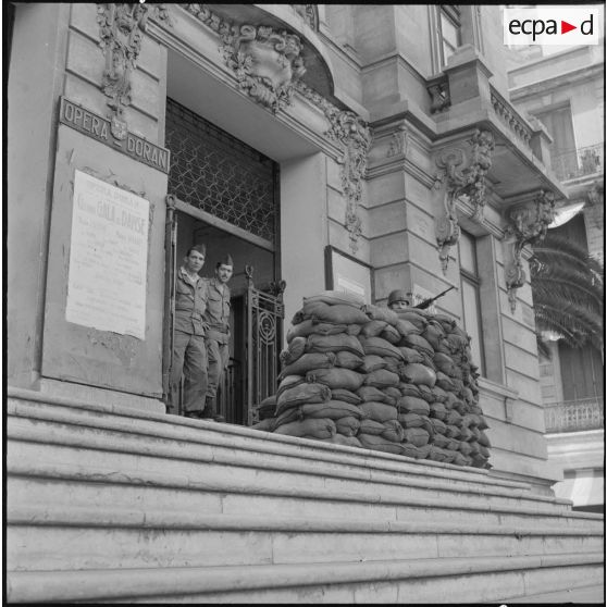 Oran. Suite d'une fusillade place Foch. Des soldats à leur poste devant le théâtre.