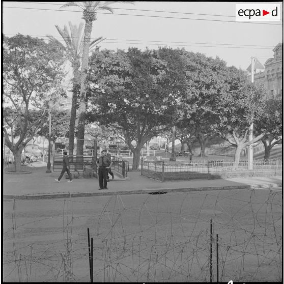 Oran. Suite d'une fusillade place Foch. Des soldats sur la place.