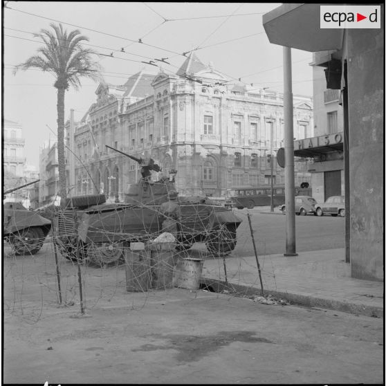 Oran. Suite d'une fusillade place Foch. Des automitrailleuses devant la mairie.