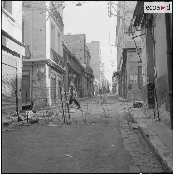 Oran. Suite d'une fusillade place Foch. Des soldats dans une rue bouclée.