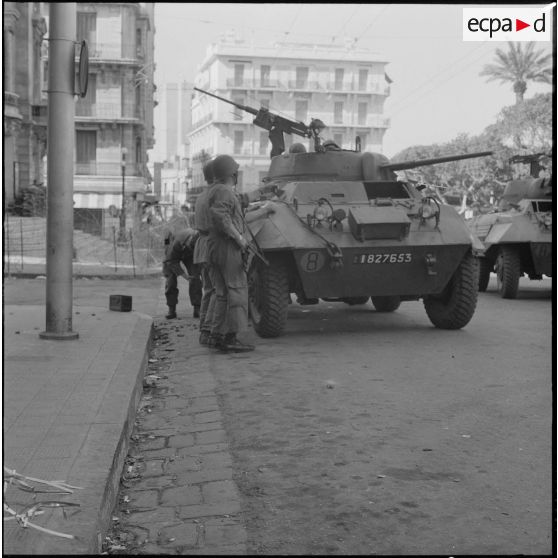Oran. Suite d'une fusillade place Foch. Des automitrailleuses Light armored car M8 dans une rue.