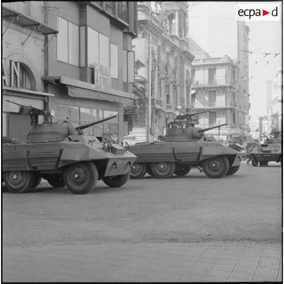 Oran. Suite d'une fusillade place Foch. Des automitrailleuses Light armored car M8.