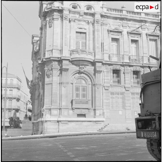 Oran. Suite d'une fusillade place Foch. Impacts sur la façade de l'hôtel de ville et débris de pierres.