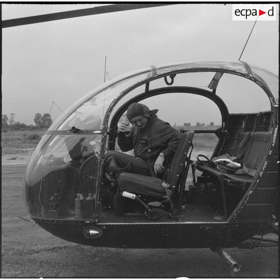 La Reghaïa. Pulvérisation de l'insecticide DDT (Dichloro-Diphenyl-Trichloroethane). Cabine d'un hélicoptère Alouette II SE 3130 avec son pilote.