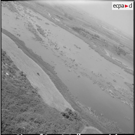 La Reghaïa. Pulvérisation de l'insecticide DDT (Dichloro-Diphenyl-Trichloroethane). Vue aérienne des marécages.