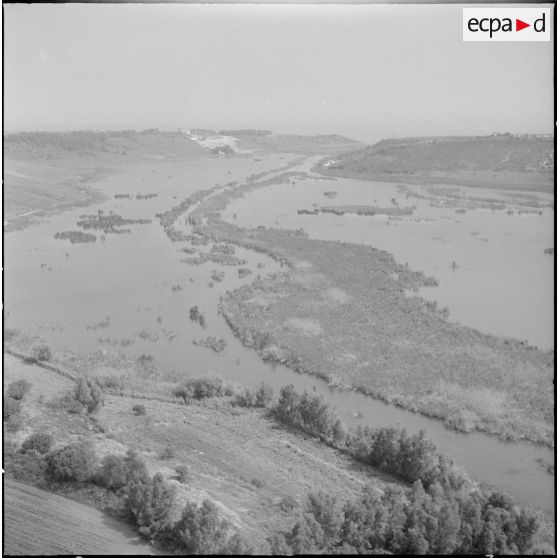 La Reghaïa. Pulvérisation de l'insecticide DDT (Dichloro-Diphenyl-Trichloroethane). Vue aérienne des marécages.
