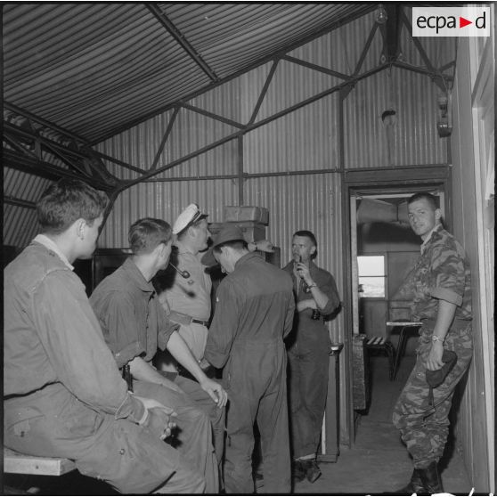 La Reghaïa. Pulvérisation de l'insecticide DDT (Dichloro-Diphenyl-Trichloroethane). Fin de l'opération, commentaires avec les pilotes.