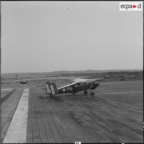 La Reghaïa. Pulvérisation de l'insecticide DDT (Dichloro-Diphenyl-Trichloroethane). L'avion Max Holste MH-1521 Broussard sur la piste d'envol.