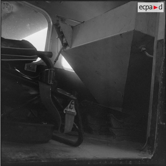 La Reghaïa. Pulvérisation de l'insecticide DDT (Dichloro-Diphenyl-Trichloroethane). Dispositif à l'intérieur de l'avion Max Holste MH-1521 Broussard.