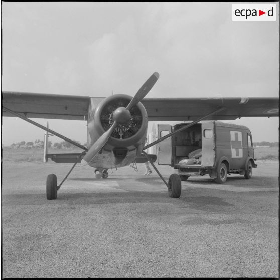 La Reghaïa. Pulvérisation de l'insecticide DDT (Dichloro-Diphenyl-Trichloroethane). Chargement de l'avion Max Holste MH-1521 Broussard.