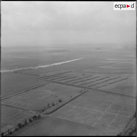 La Reghaïa. Pulvérisation de l'insecticide DDT (Dichloro-Diphenyl-Trichloroethane). Vue aérienne.