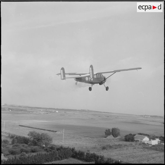 La Reghaïa. Pulvérisation de l'insecticide DDT (Dichloro-Diphenyl-Trichloroethane). Vue aérienne.