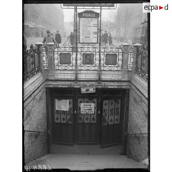 Paris, station Pigalle pouvant être utilisée comme abri en cas d'alerte. Les affiches. [légende d'origine]