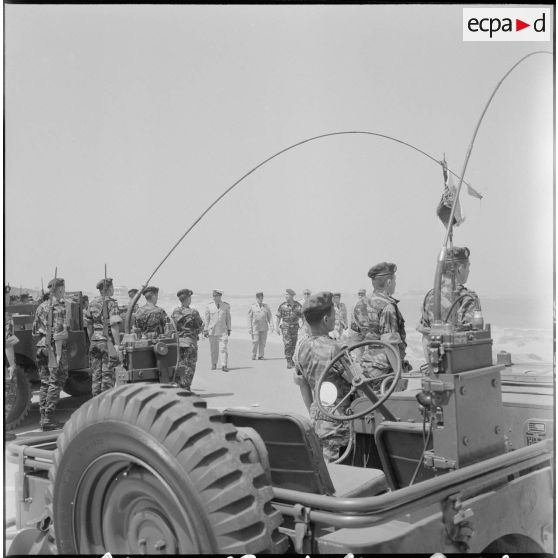 Sidi Ferruch. Défilé de parachutistes. Les autorités militaires passent les troupes en revue.