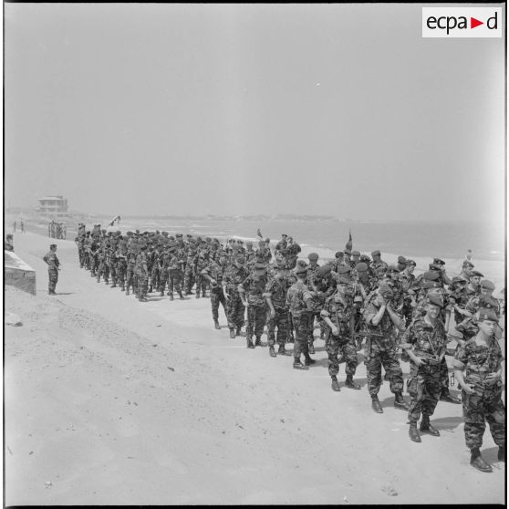 Sidi Ferruch. Défilé de parachutistes.
