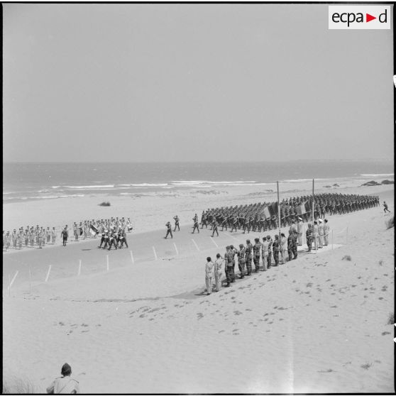 Sidi Ferruch. Défilé de parachutistes.