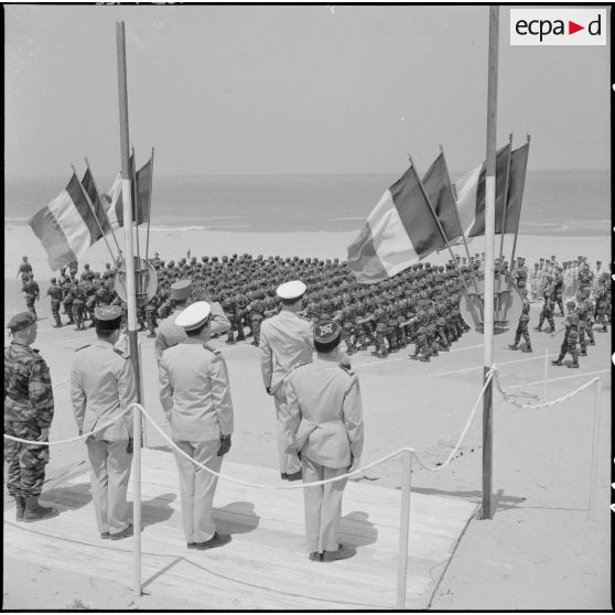 Sidi Ferruch. Défilé de parachutistes.