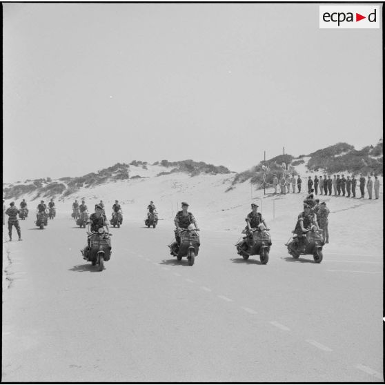 Sidi Ferruch. Défilé de parachutistes.