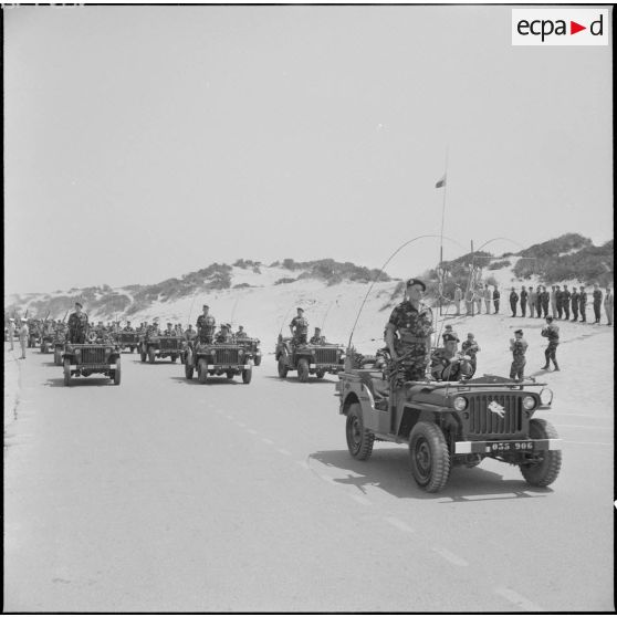 Sidi Ferruch. Défilé de parachutistes.