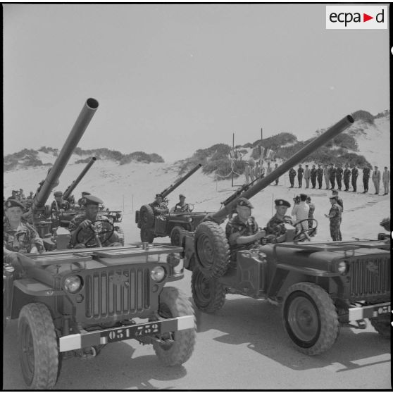 Sidi Ferruch. Défilé de parachutistes.